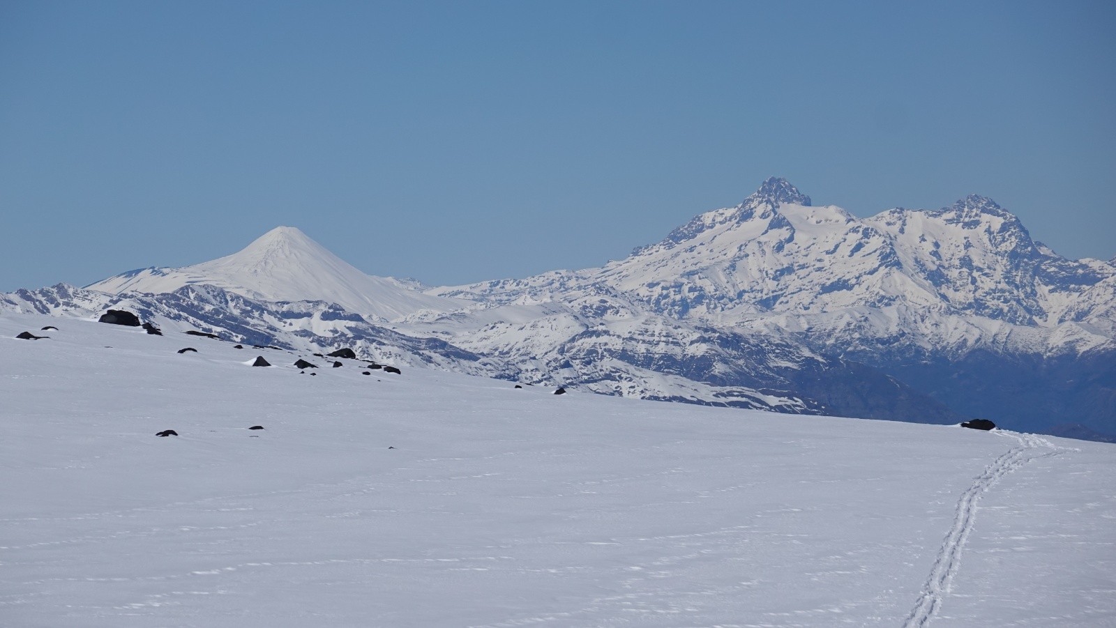 Le volcan Antuco et la Sierra Velluda pris au téléobjectif