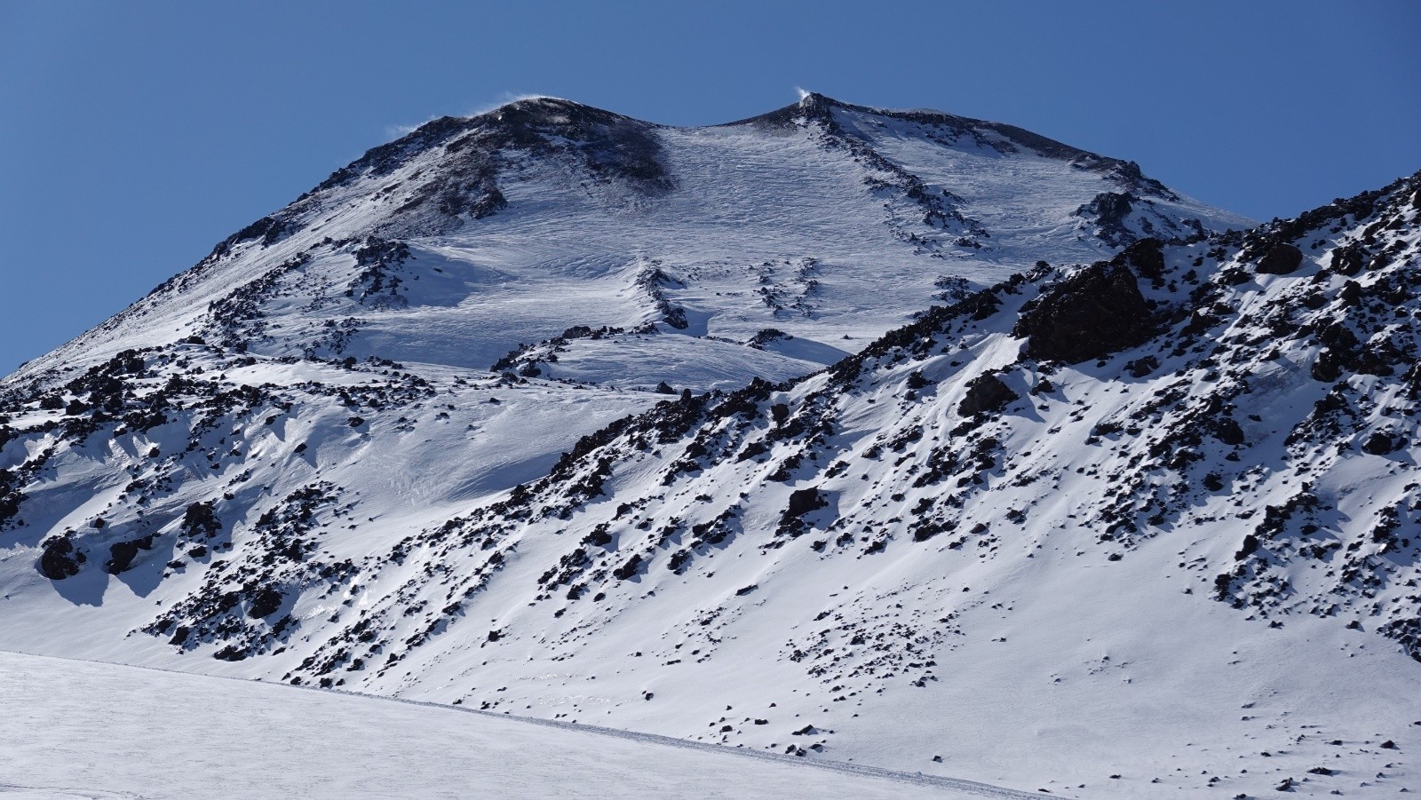 Le volcan Chillan Nuevo pris au téléobjectif