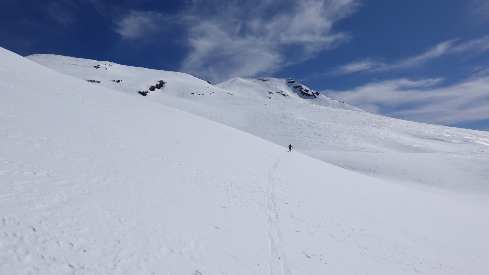 On va aller chercher le col sur la gauche après les deux vallons à traverser sous l'antécime du volcan Nevado