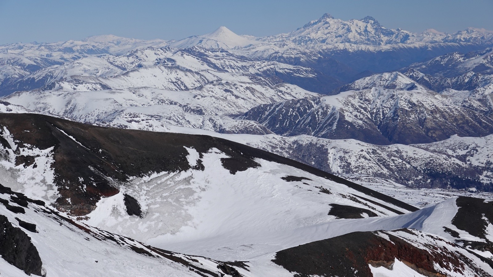 Le cratère du volcan Vidaurre et le volcan Antuco et la Sierra Velluda pris au téléobjectif