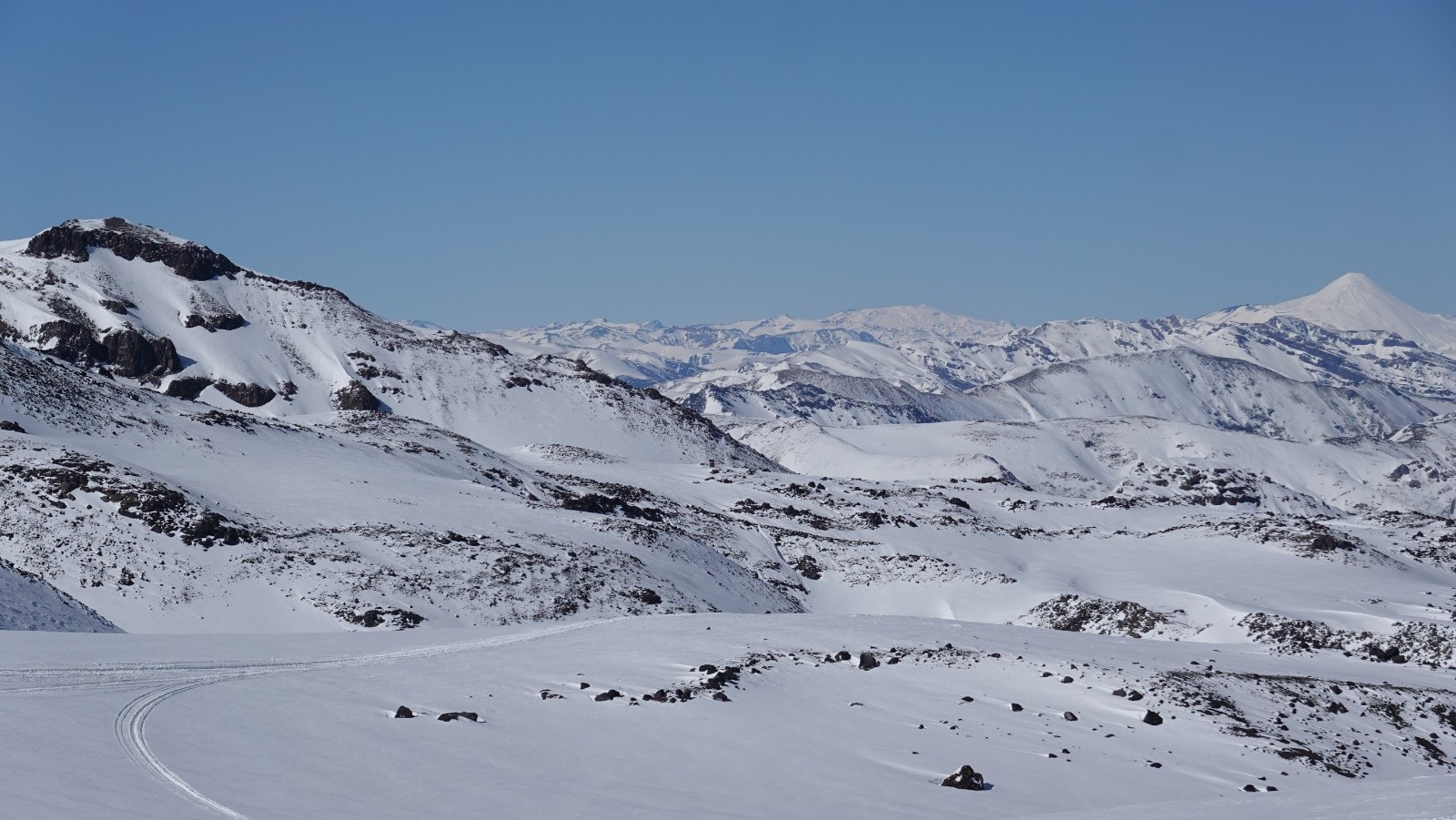 Panorama au téléobjectif depuis la gauche vers la droite sur le Cerro Pirigallo et le Volcan Antuco