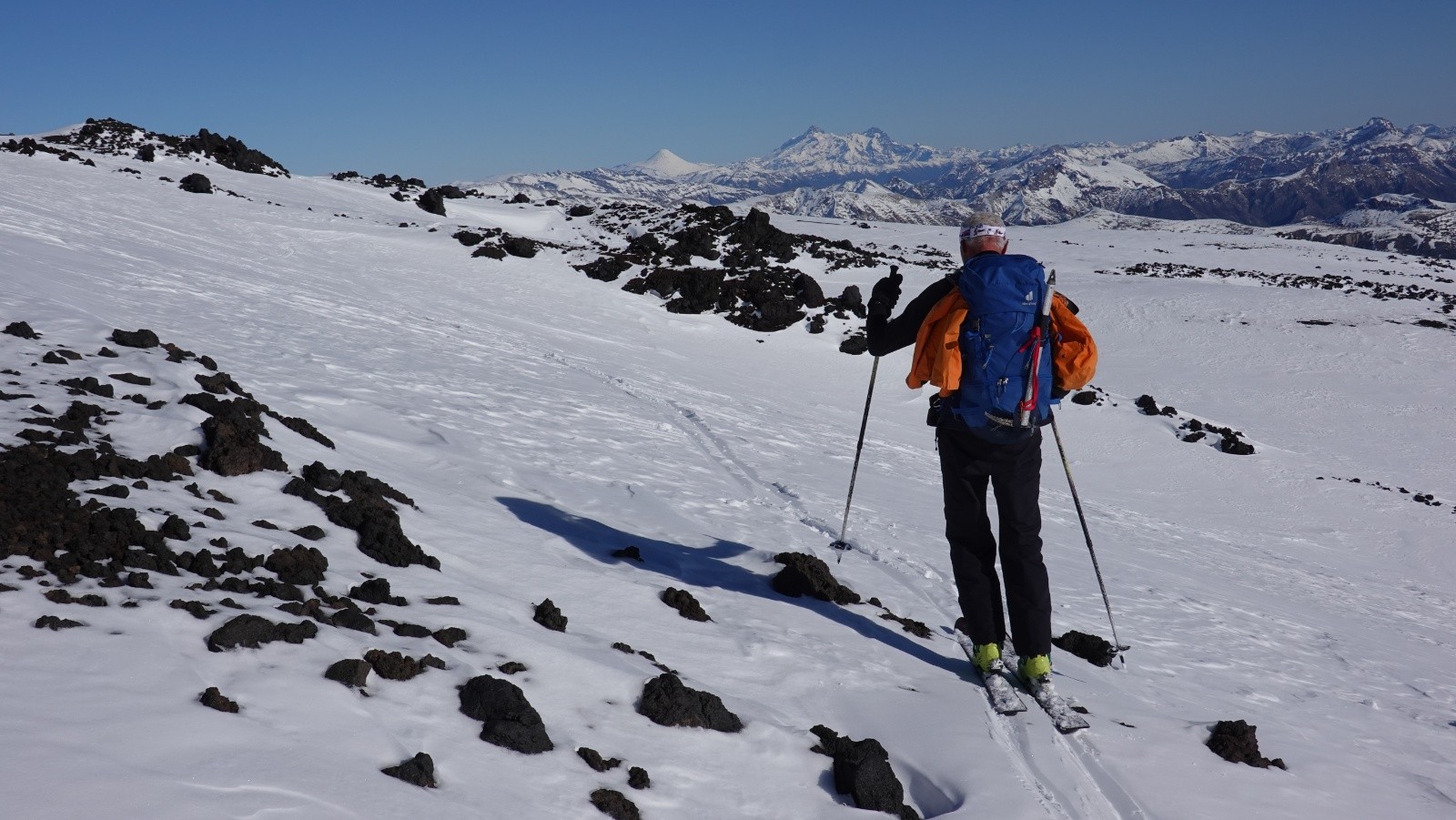 Traversée sur fond de volcan Antuco et Sierra Velluda