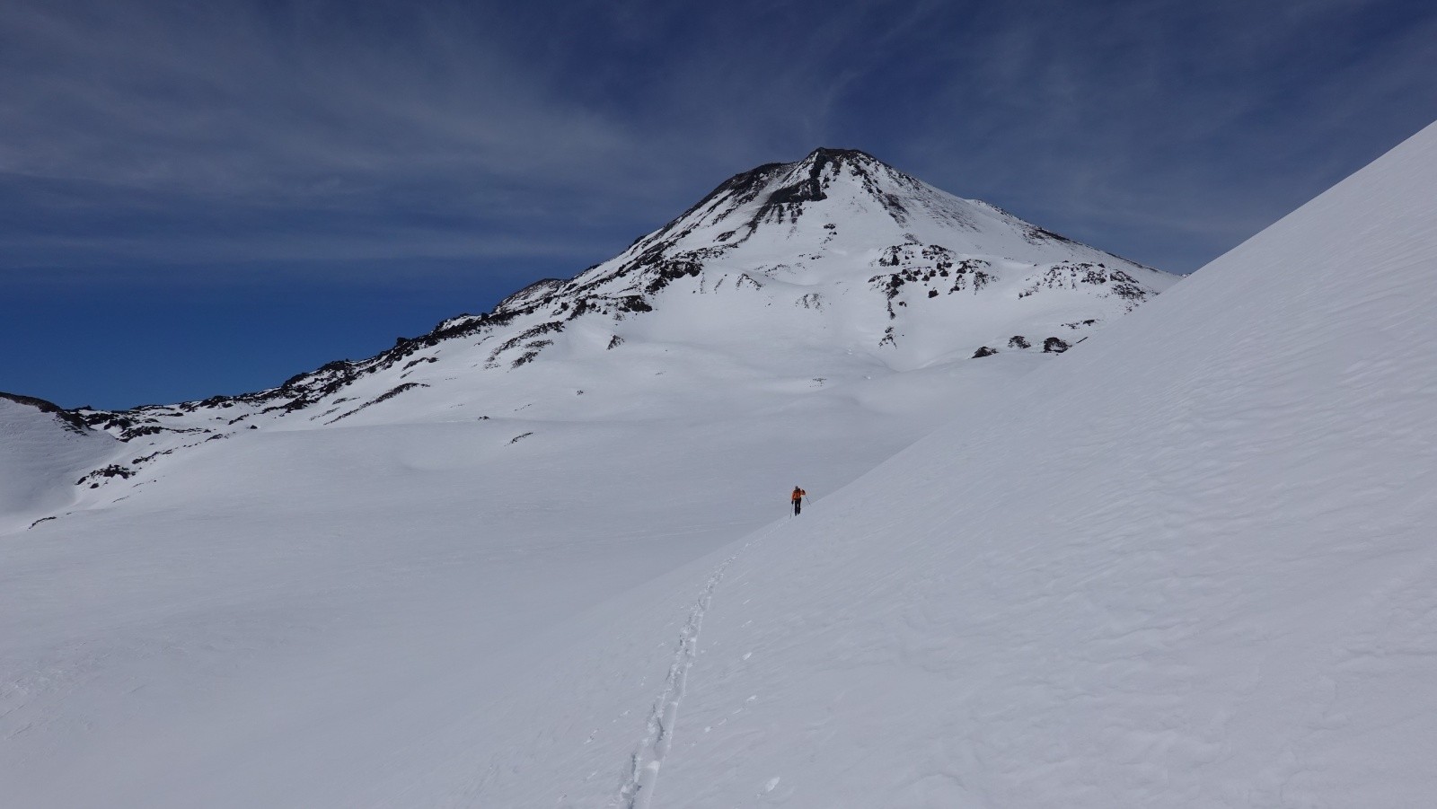 On contourne le volcan Vidaurre d'abord par l'Est puis par le Nord