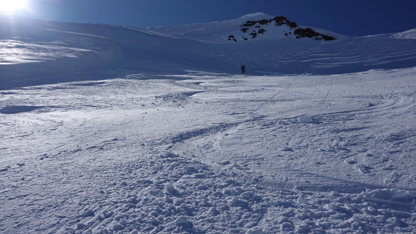 Après un peu de glace et des vagues sous le sommet, bonne poudreuse par la suite