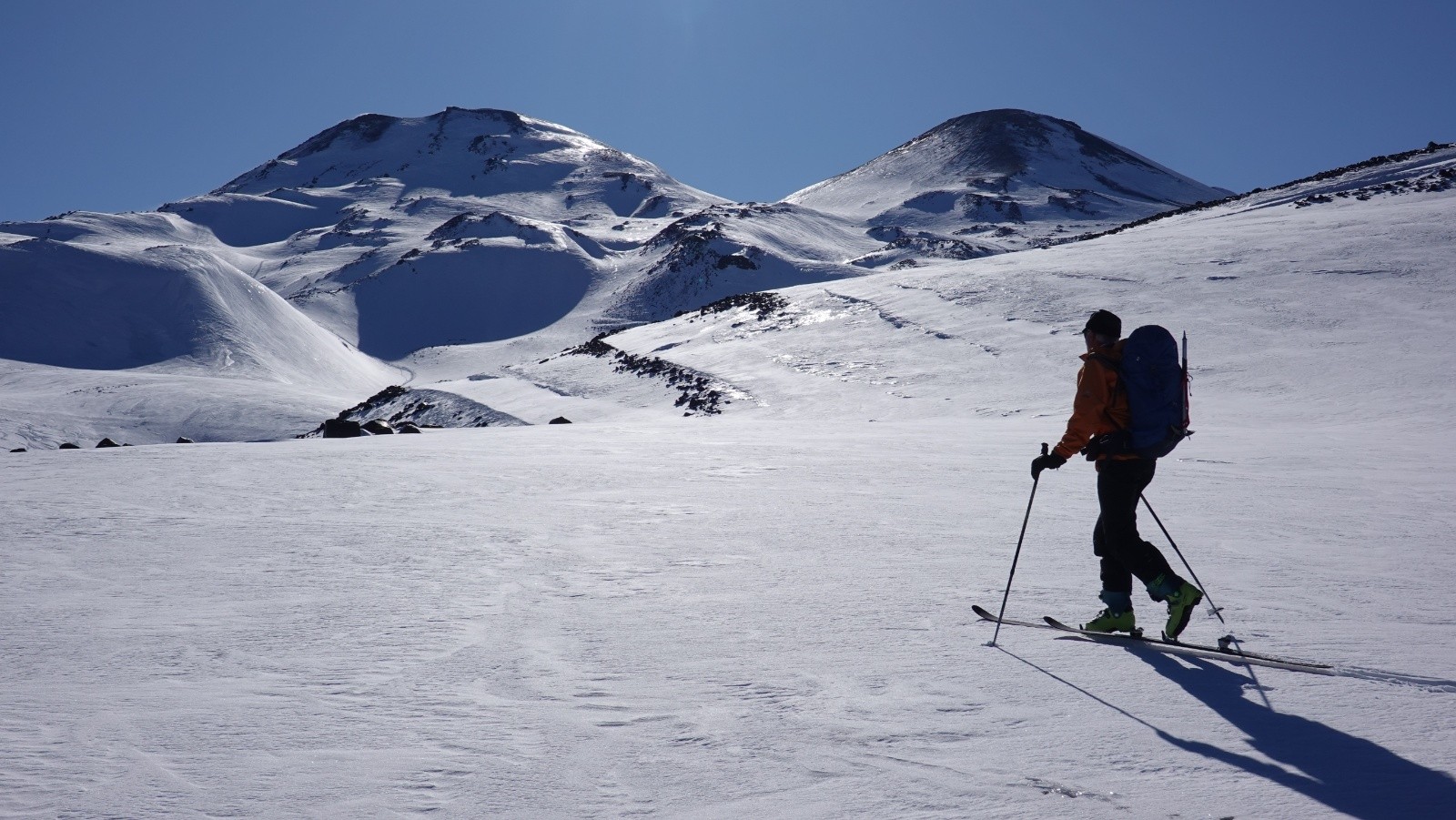 Au-dessus des pistes sous les volcans Chillan Nuevo y Viejo