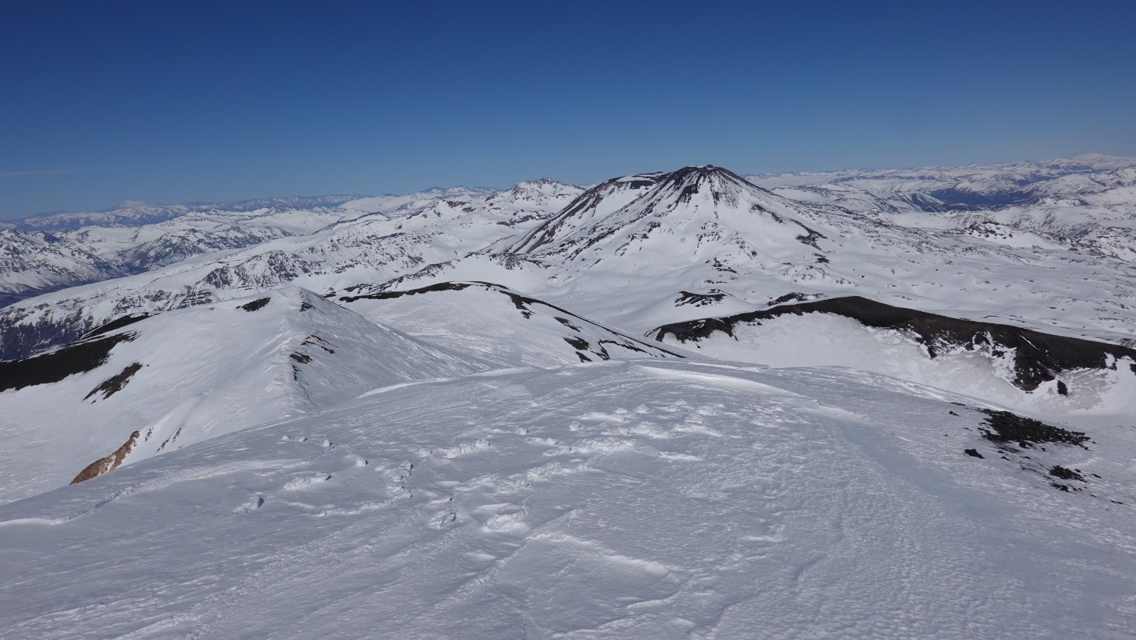 La ligne de crète pour gagner le sommet sur fond des volcans Vidaurre et Chillan Nuevo y Viejo