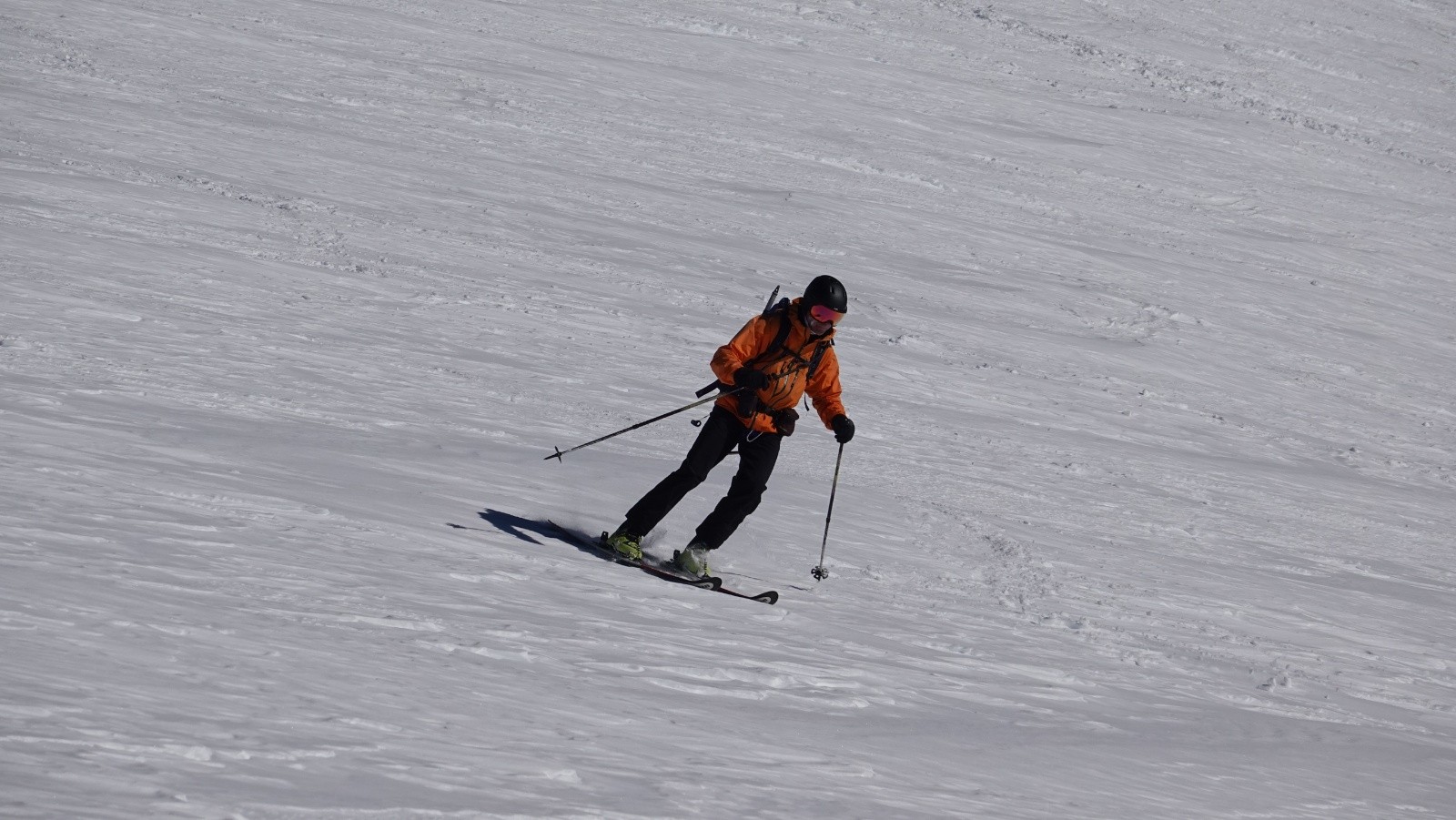 Daniel avec de la neige soufflée