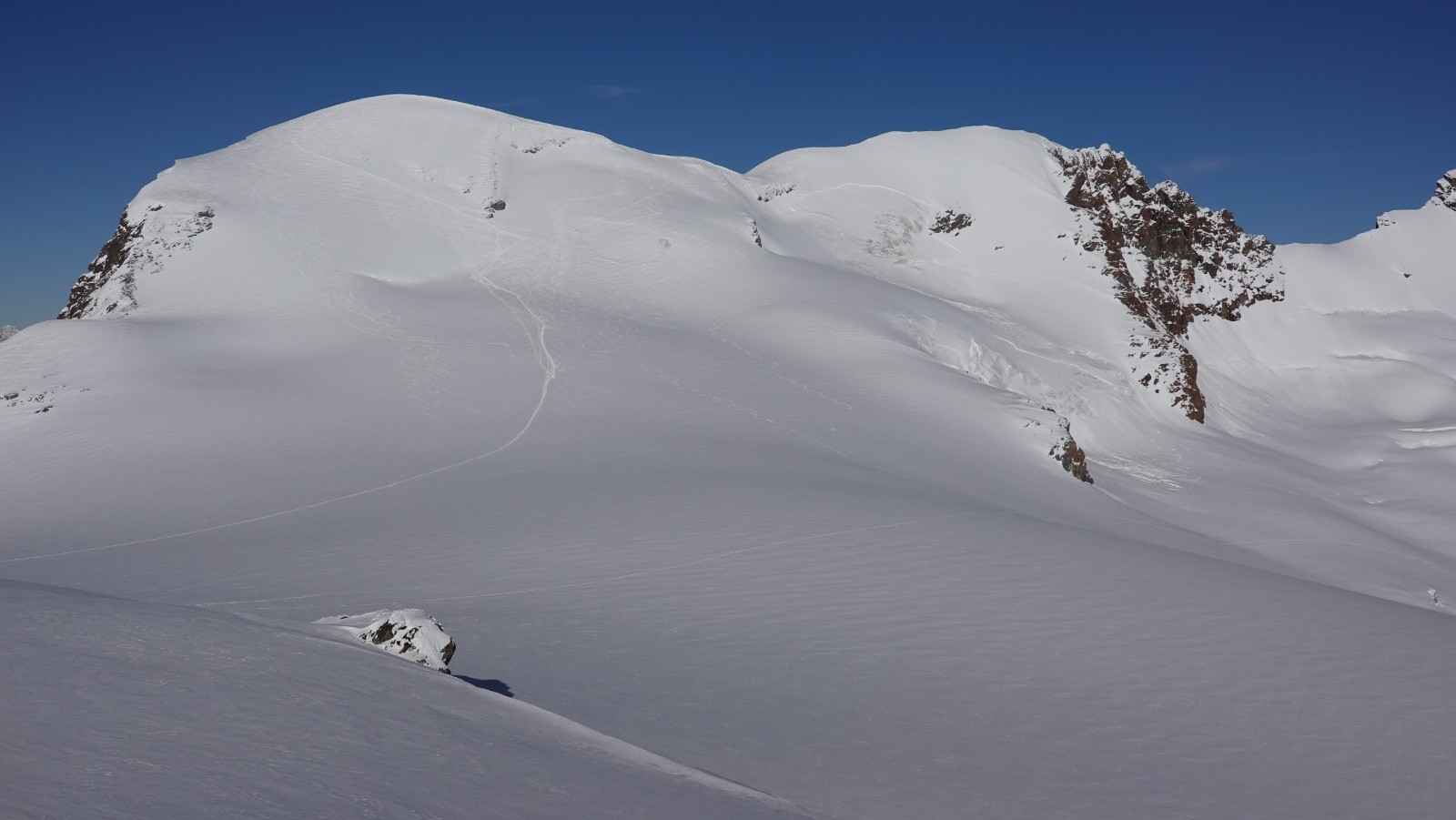 Le Breithorn et nos traces de descente sur la droite