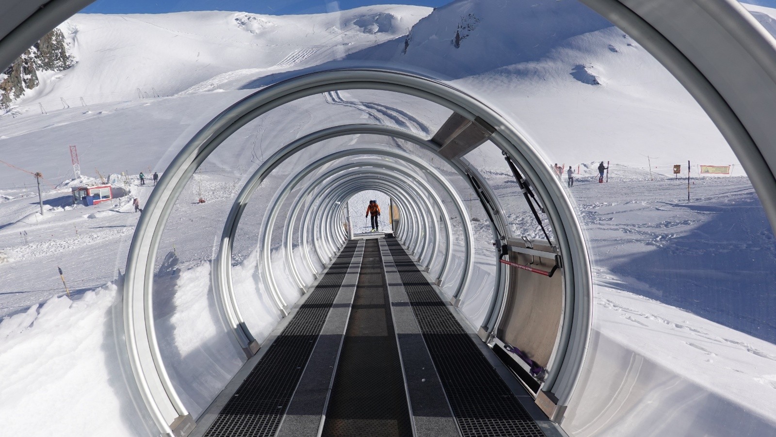 Retour au refuge par le nouveau tapis permettant de rejoindre le téléphérique entre Plateau Rosa et Klein Matterhorn