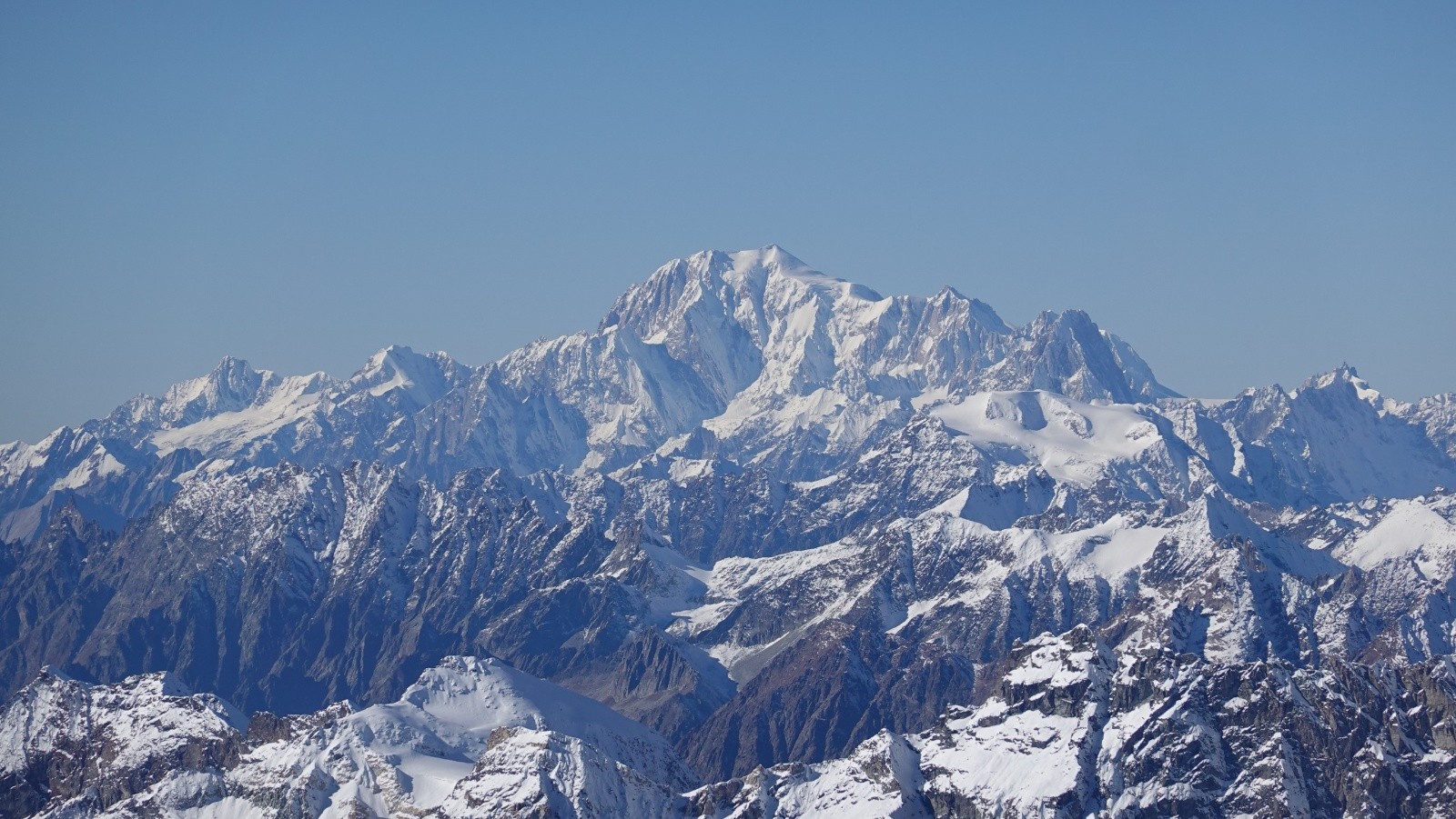 Panorama sur le Mont-Blanc pris au téléobjectif