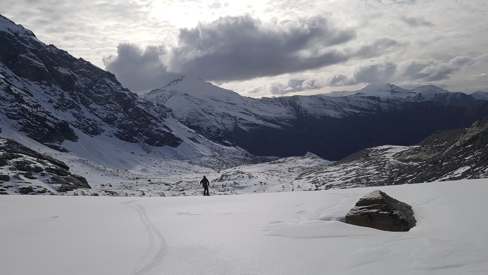 Fin du glacier en neige gelée puis aperçu des 100m skiables en aval du glacier, mais slalom entre les cailloux et rochers.