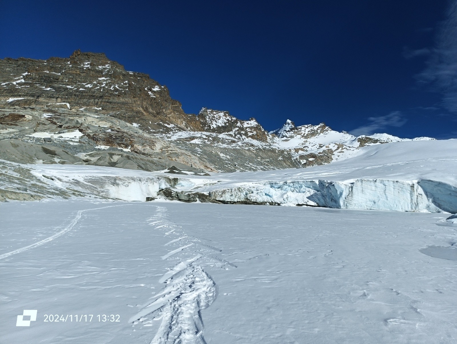 Pas du patineur sur le lac 