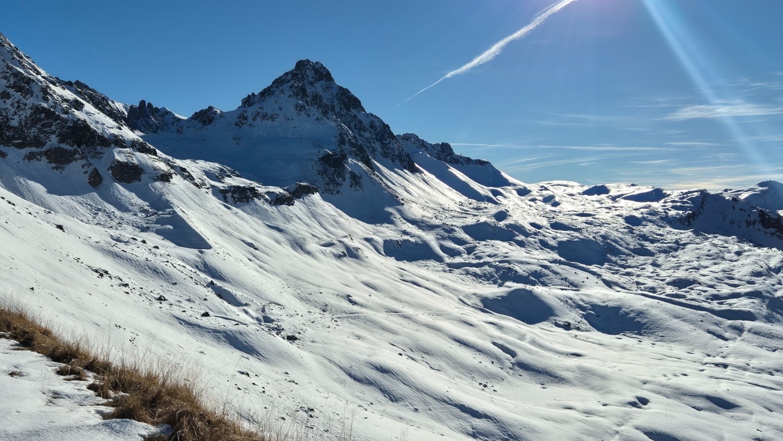  Vue vers le col de la fenêtre et la tête de la Cicle. Ca passe. Conditions printemps. 