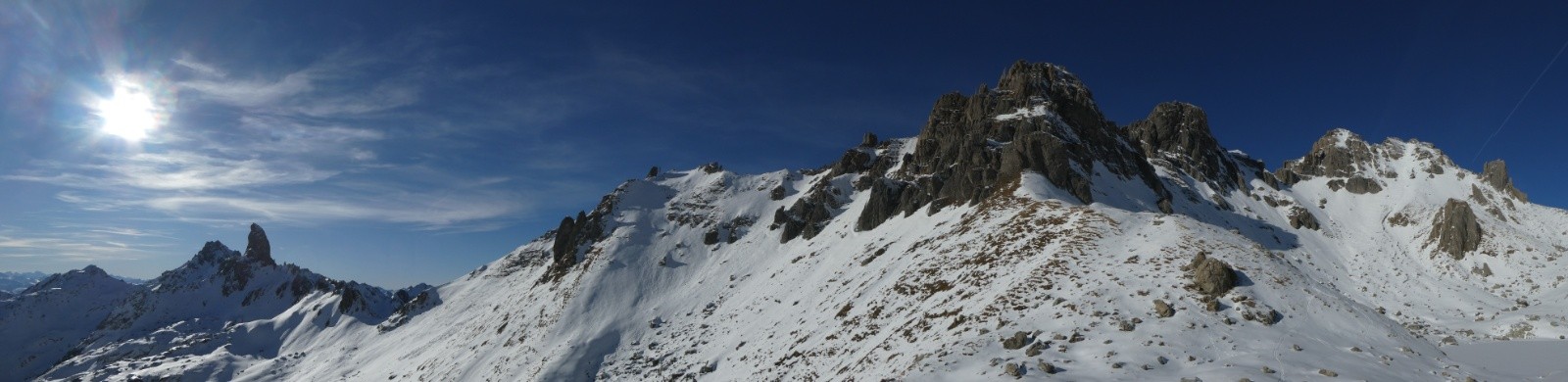  A gauche la Pierra Menta, au centre le petit couloir de la pointe 2674 skié hier et à droite la pointe de Presset