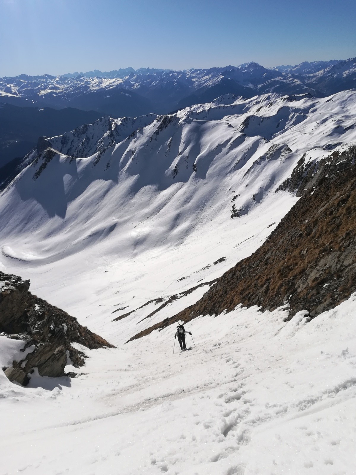 Dans la montée du couloir avec escalator 