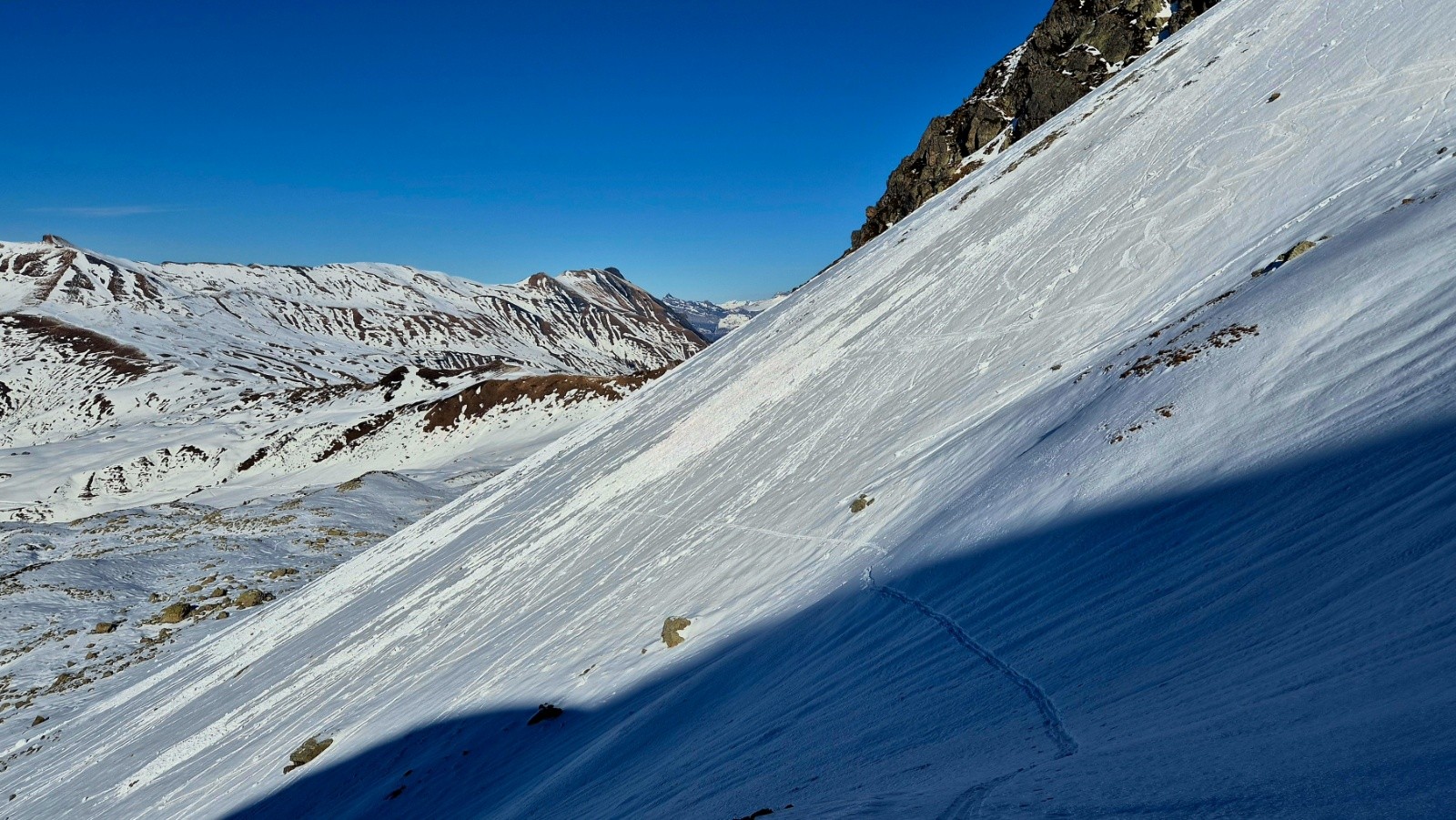  Traversee à flanc un peu craignons pour rejoindre la pied du collet. Plein de petites coulées et une neige un peu vitrifiée