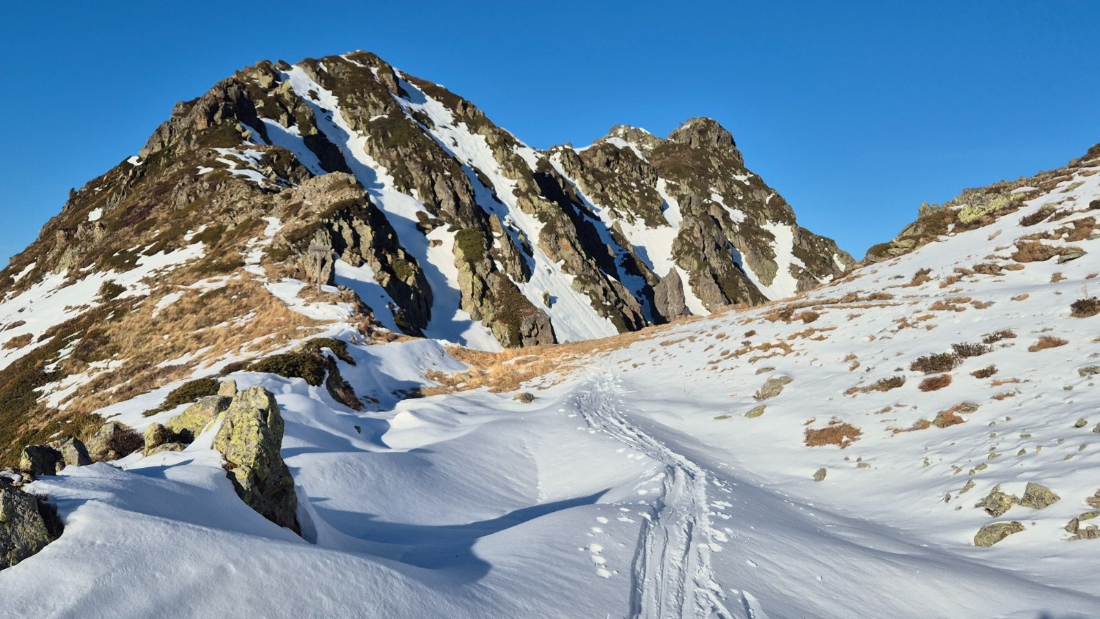  Le col de la fenetre. On monte à ski versant est