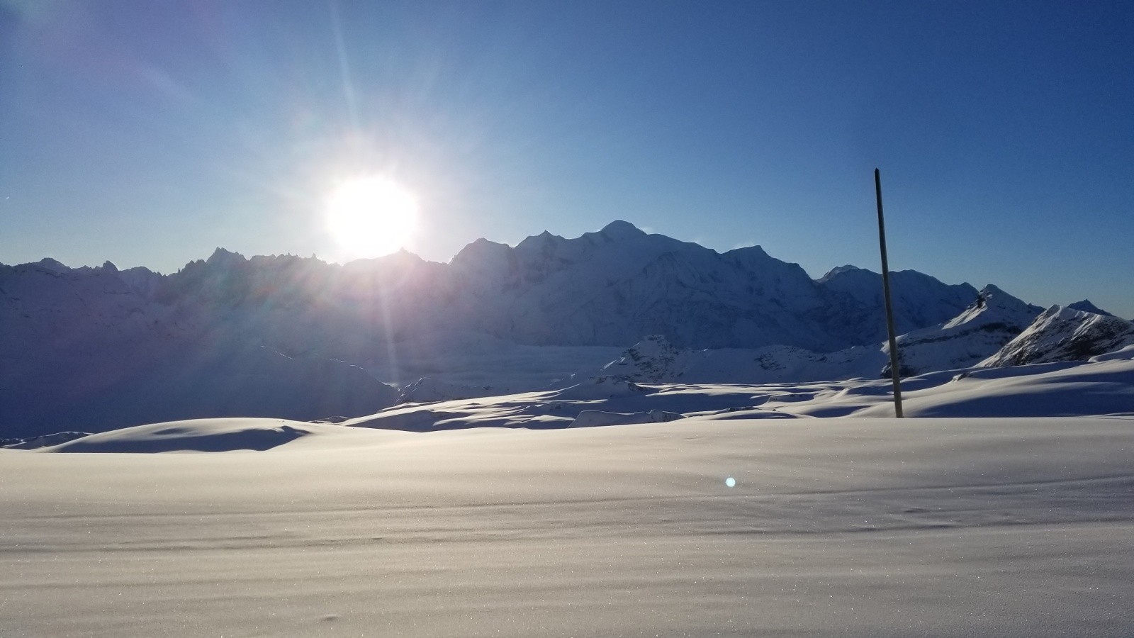 Le soleil sort de derrière le massif