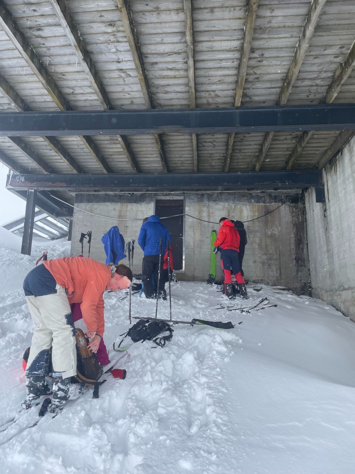 On profite de l'abri pour préparer la descente