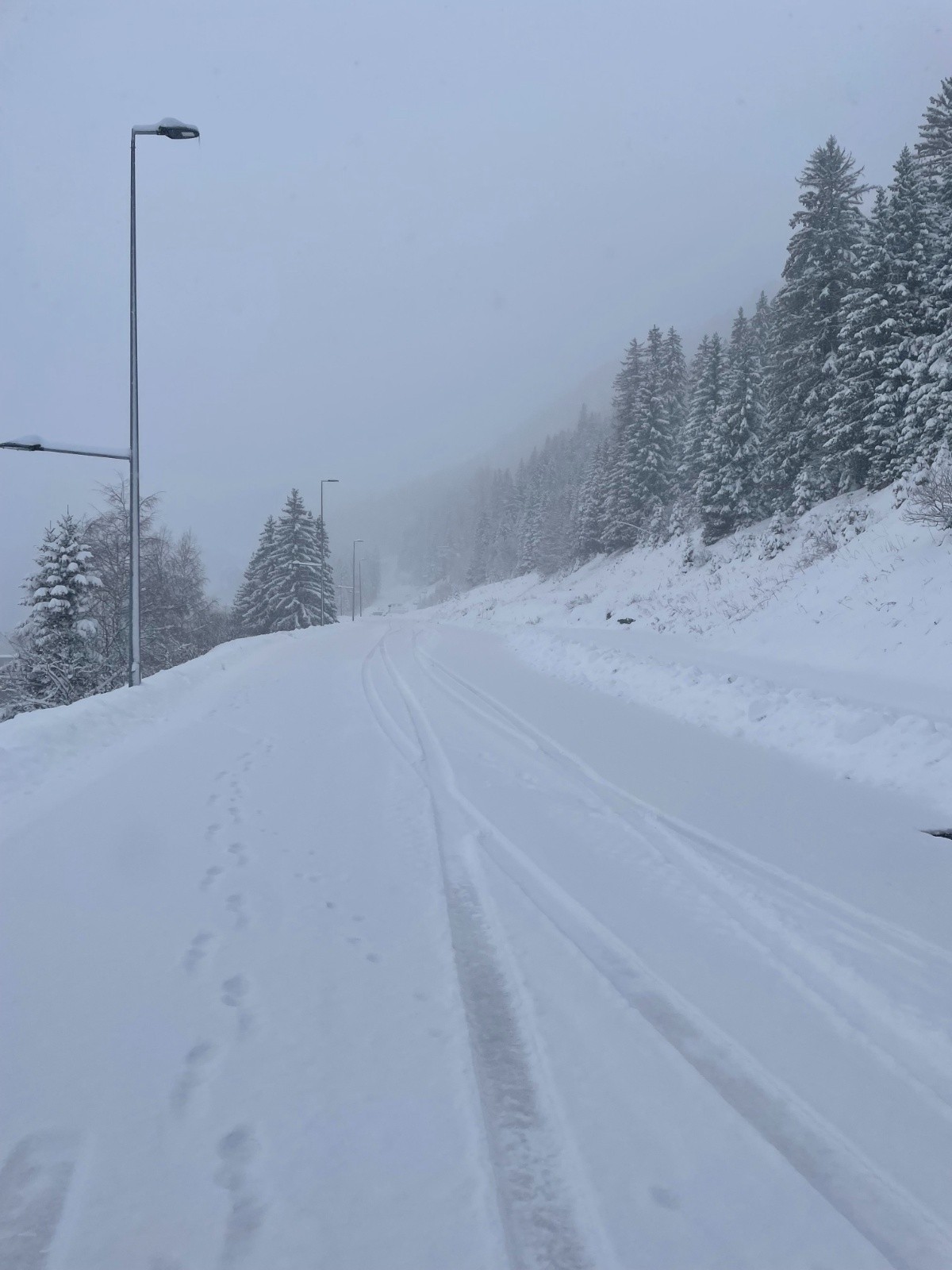 Un petit peu de neige sur la route à notre montée