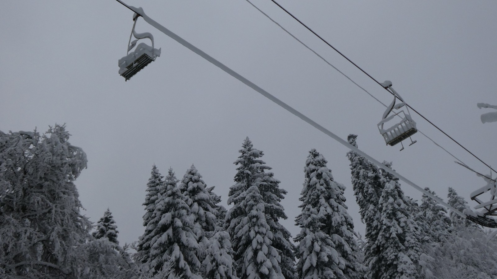 ils pendouillent lamentablement depuis des décennies et il est question d'en construire un second !