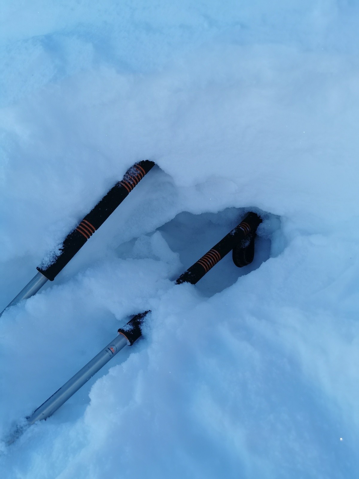 Premier bâton neige fraiche du week end, faible cohésion de feutrage et au dessus la neige travaillé /plaqué de en frittage. Entre 2 bâton couche de gel et deuxième bâton neige sans cohésion 