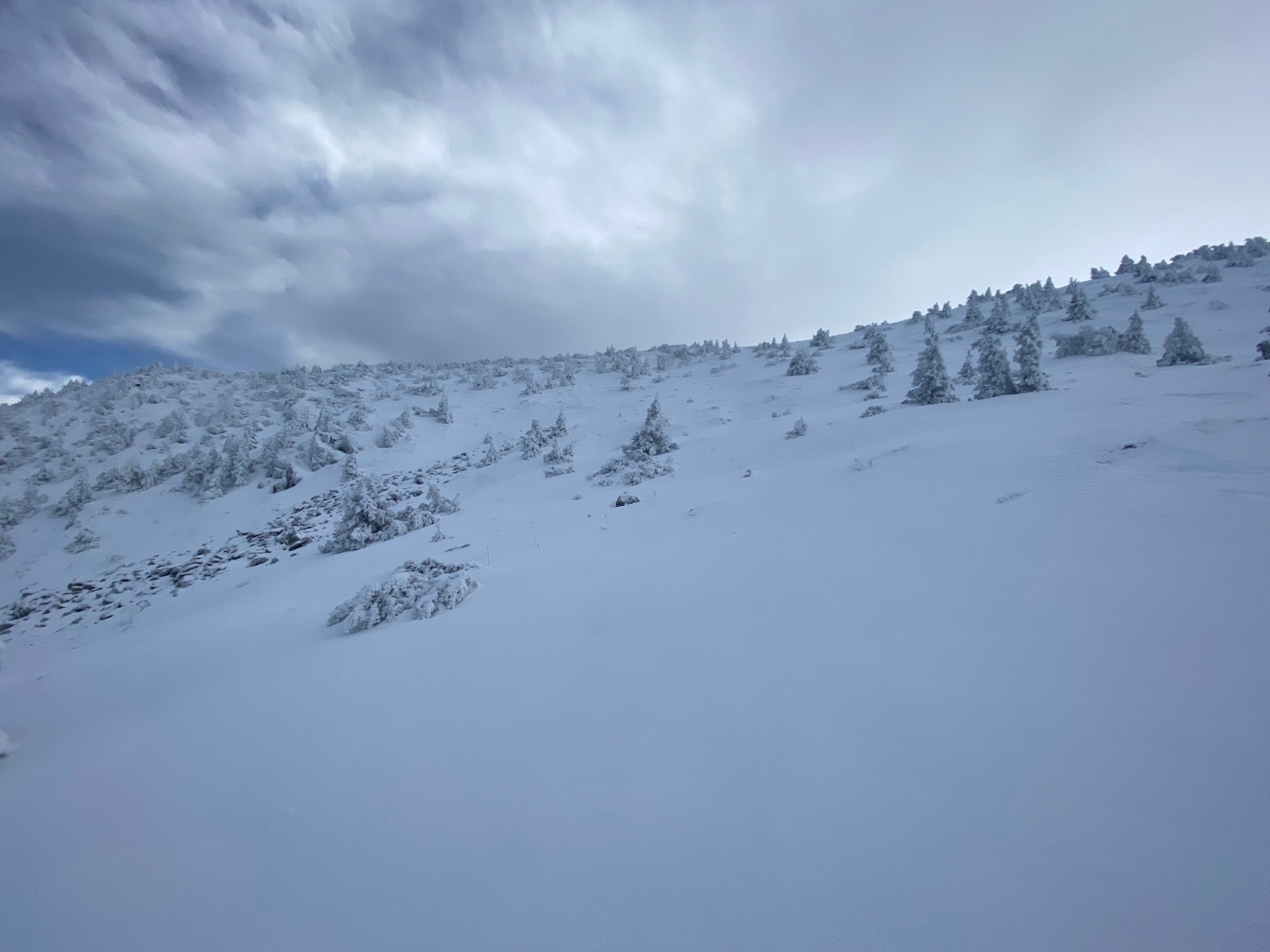 Vue sur la face Est du Mezenc depuis l’itinéraire de la classique Est