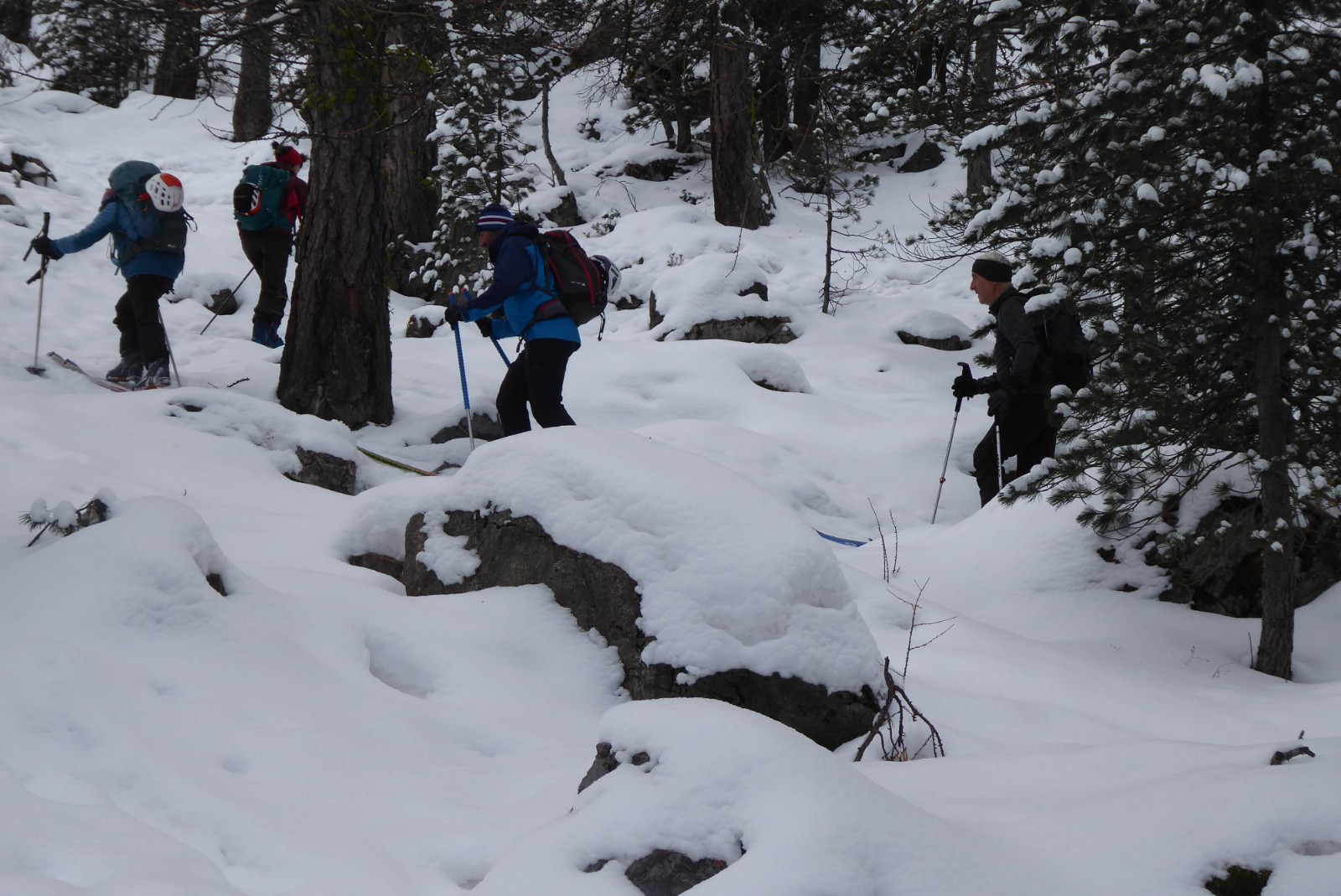 passage dans le bois entre les lacets de la RD 902 