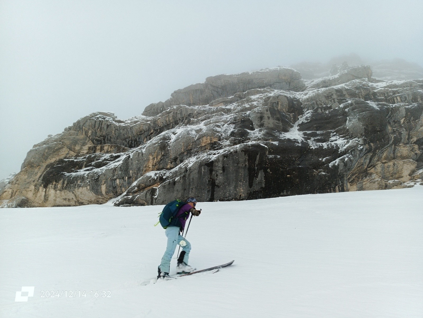 Sous la falaise 