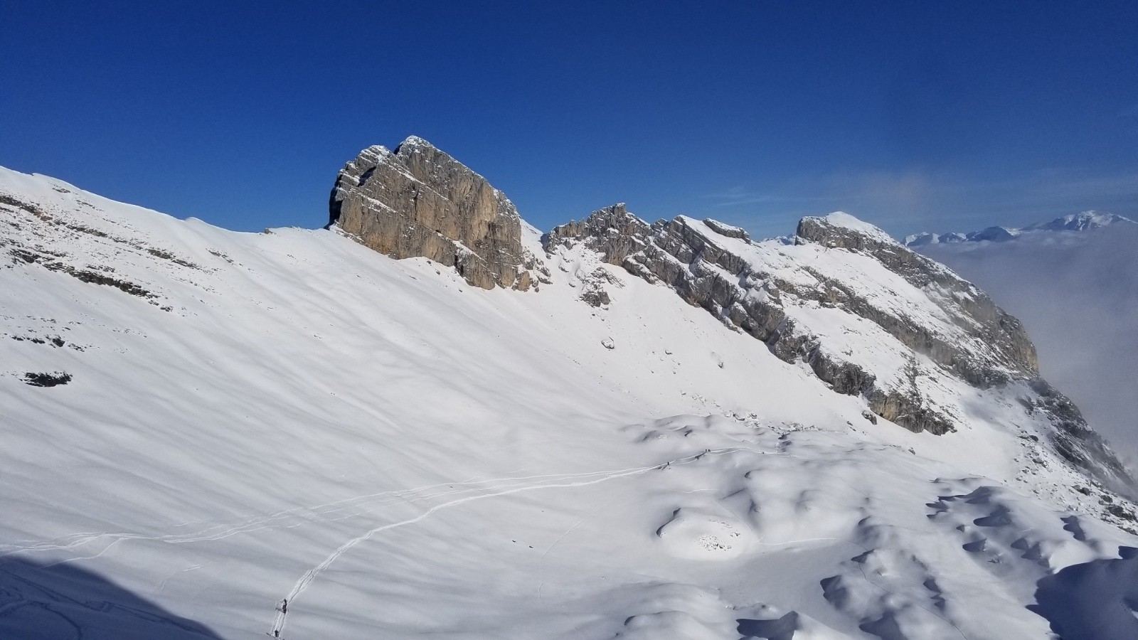 La trace de montée devant la Pointe du Midi 