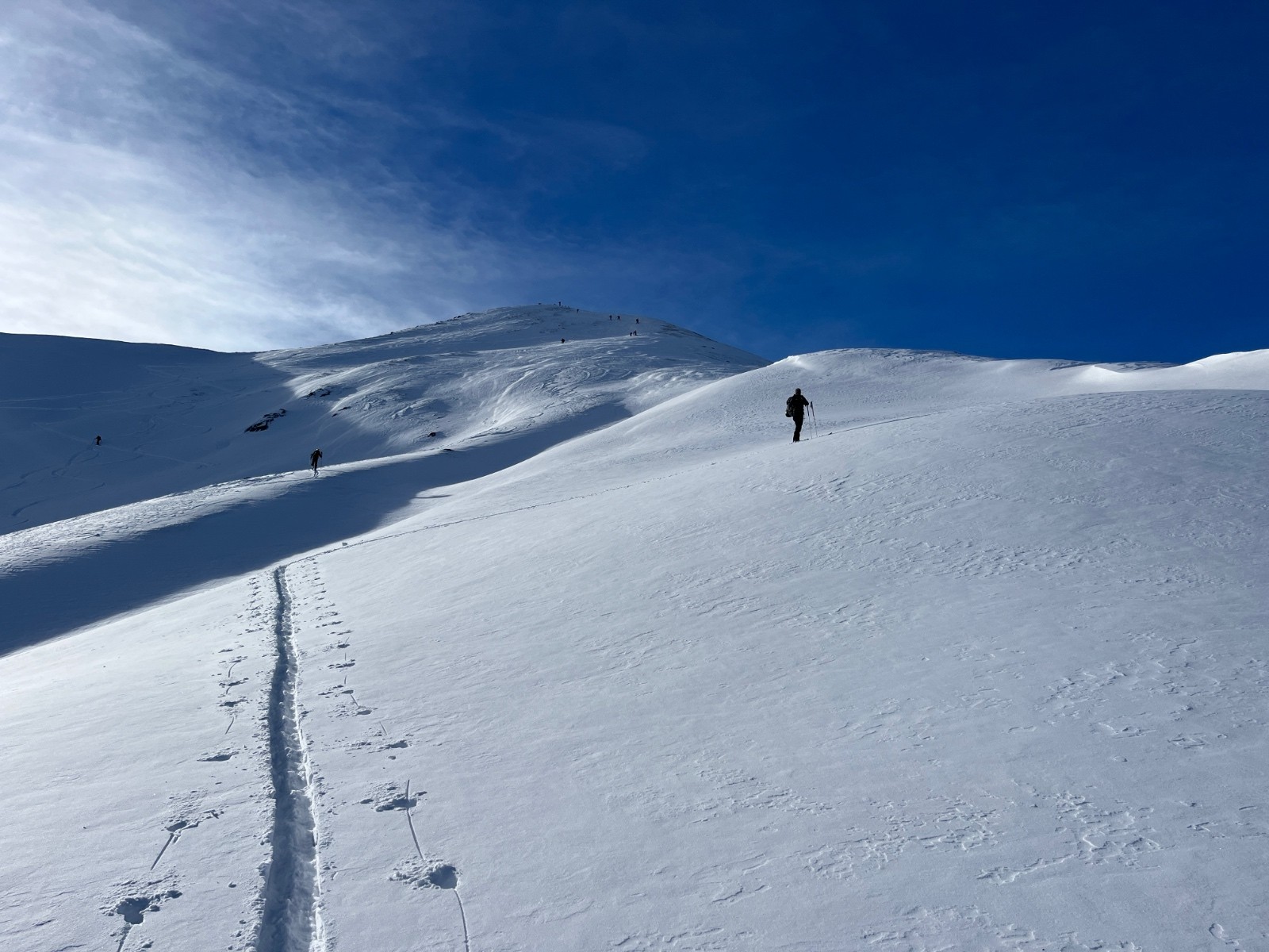 Traçons au soleil, sous le sommet 