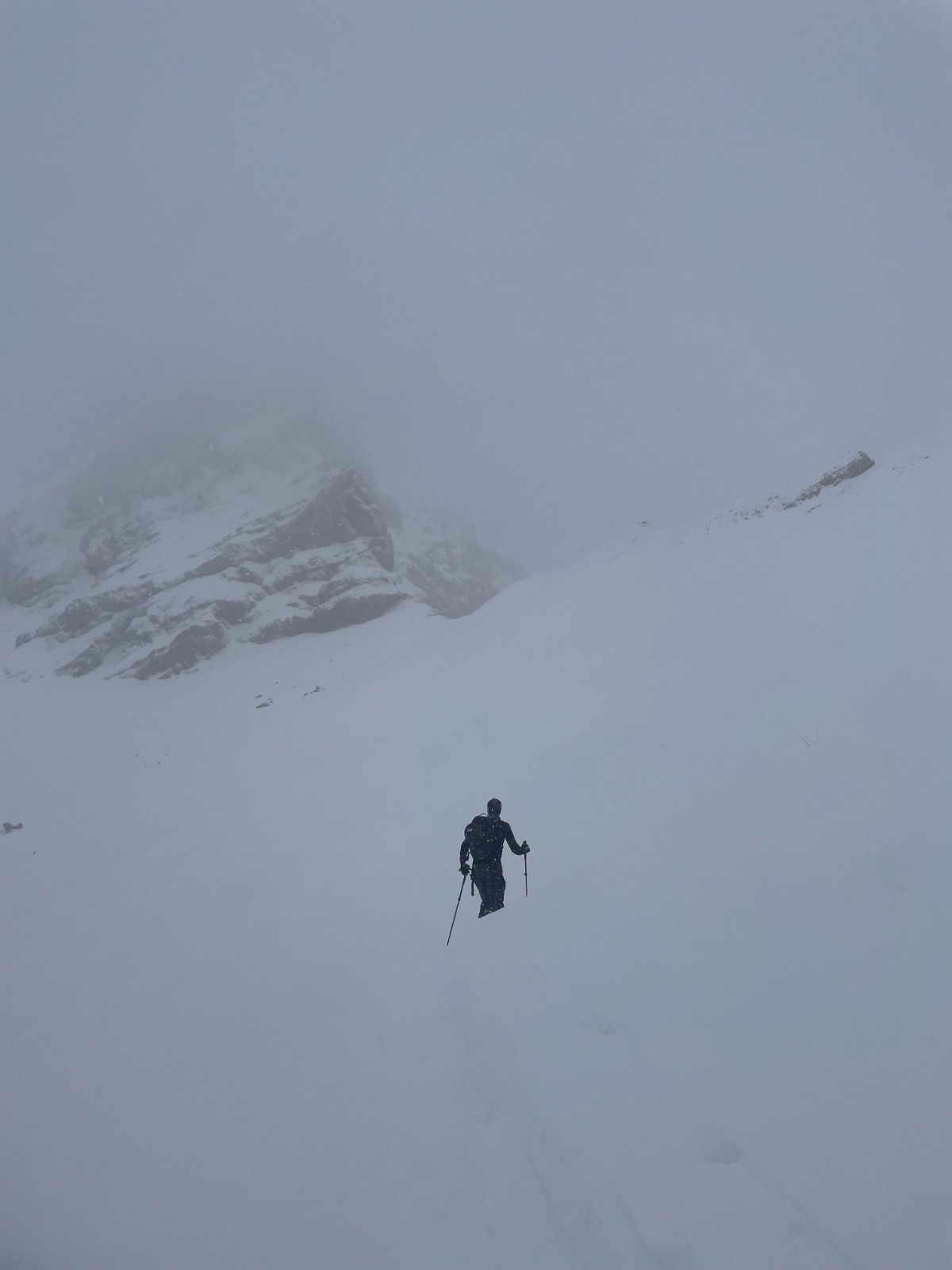  On distingue le col au fond de l'image