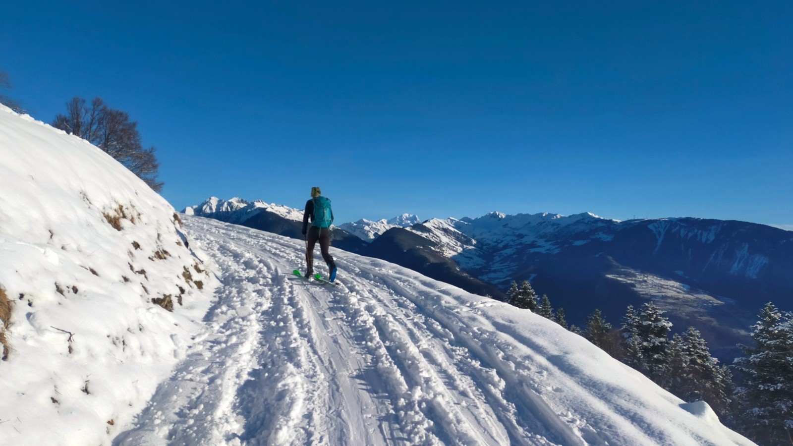  La route au départ faiblement enneigée 