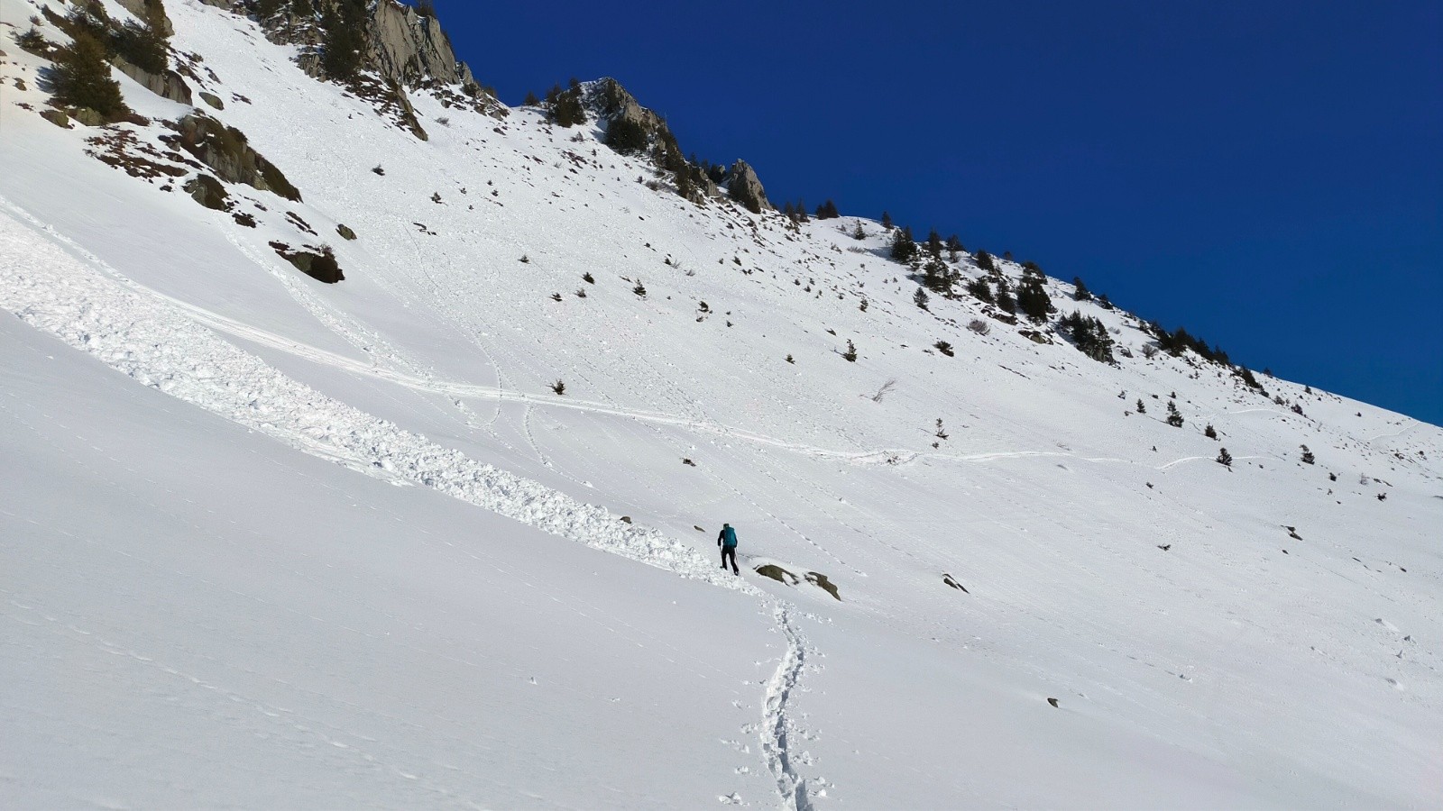  Remontée à la bosse près du col, petite coulée sur la gauche 