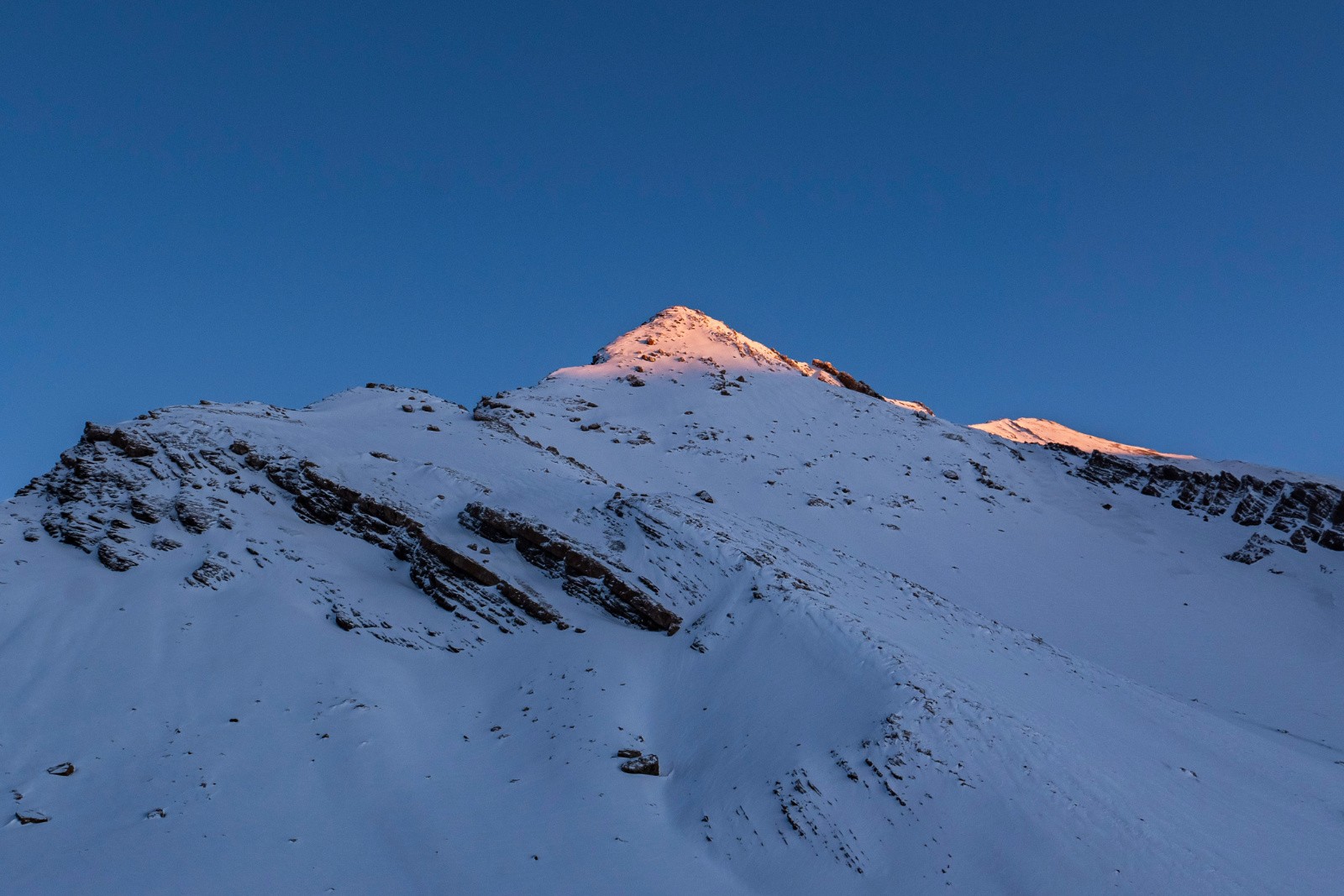 Le soleil se lève juste avant d'attaquer la descente