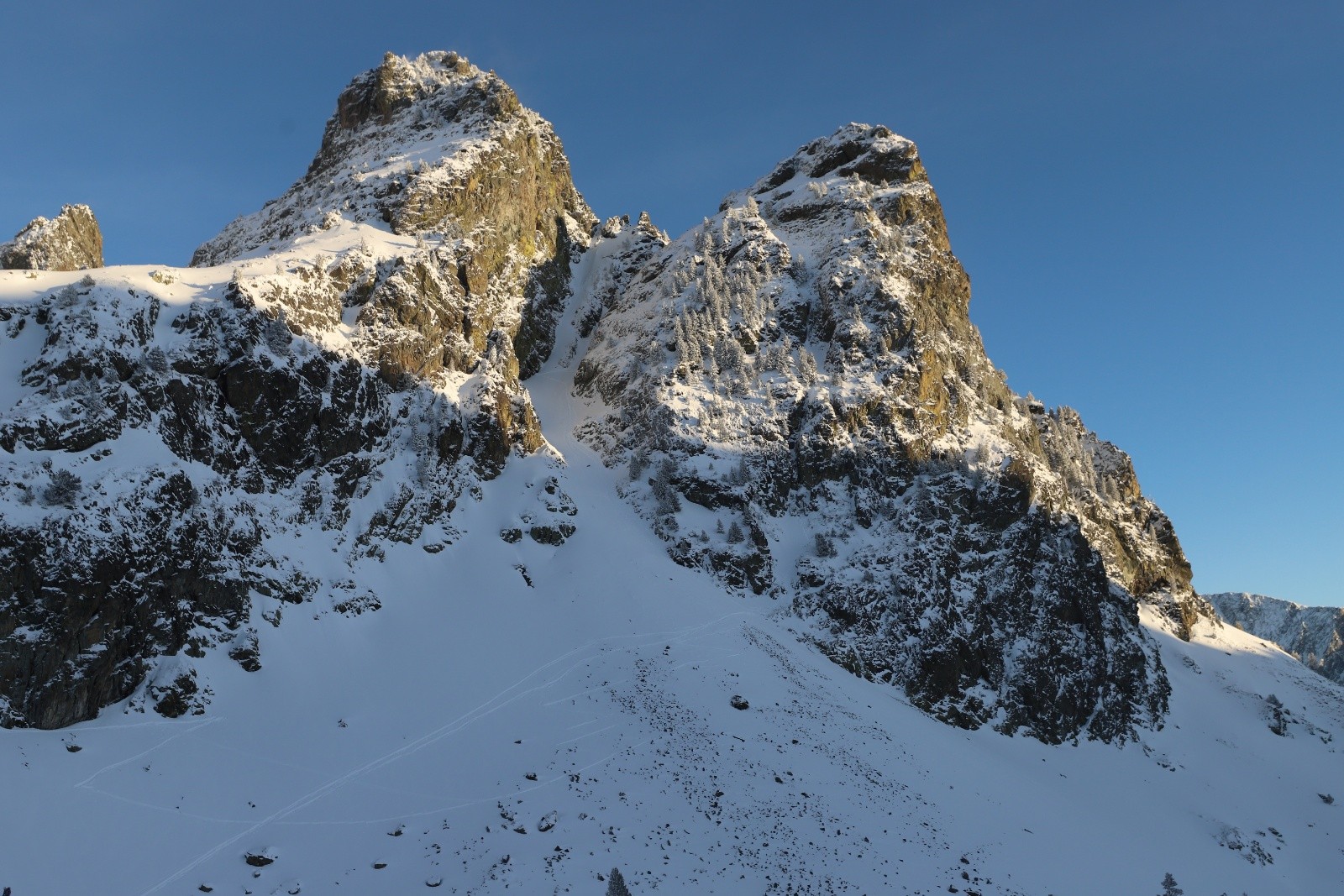 Vue sur la Pointe des Escombailles et le couloir NW 