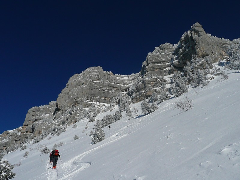 Granier : Montée sous les falaises.
