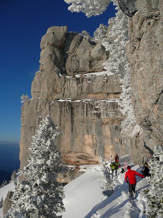 Granier : Belle ambiance sous les falaises.