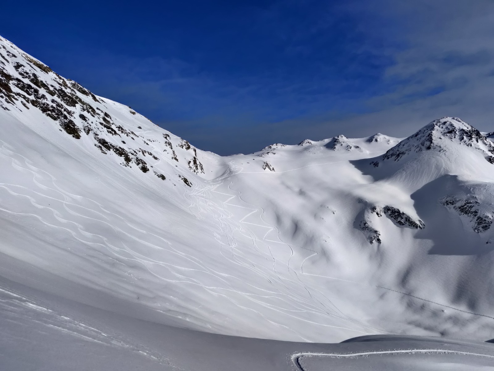 le vallon du lac Sans Fond et la trace de montée au col