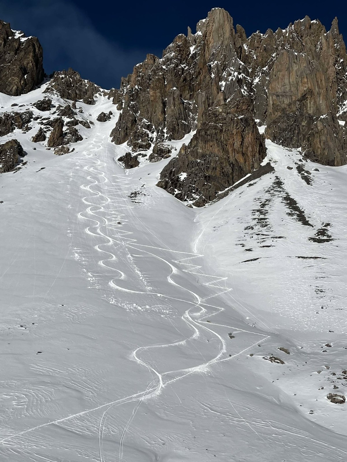 couloir S , pas trouvé de topo ou de nom mais super ligne !