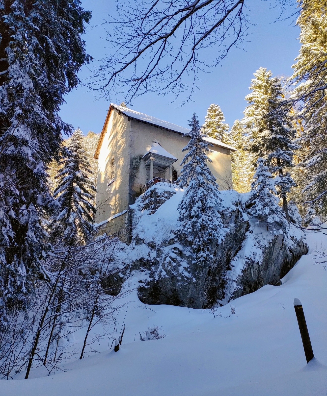 La Chapelle Saint Bruno, perchée sur un rocher comme pour se protéger des avalanches 