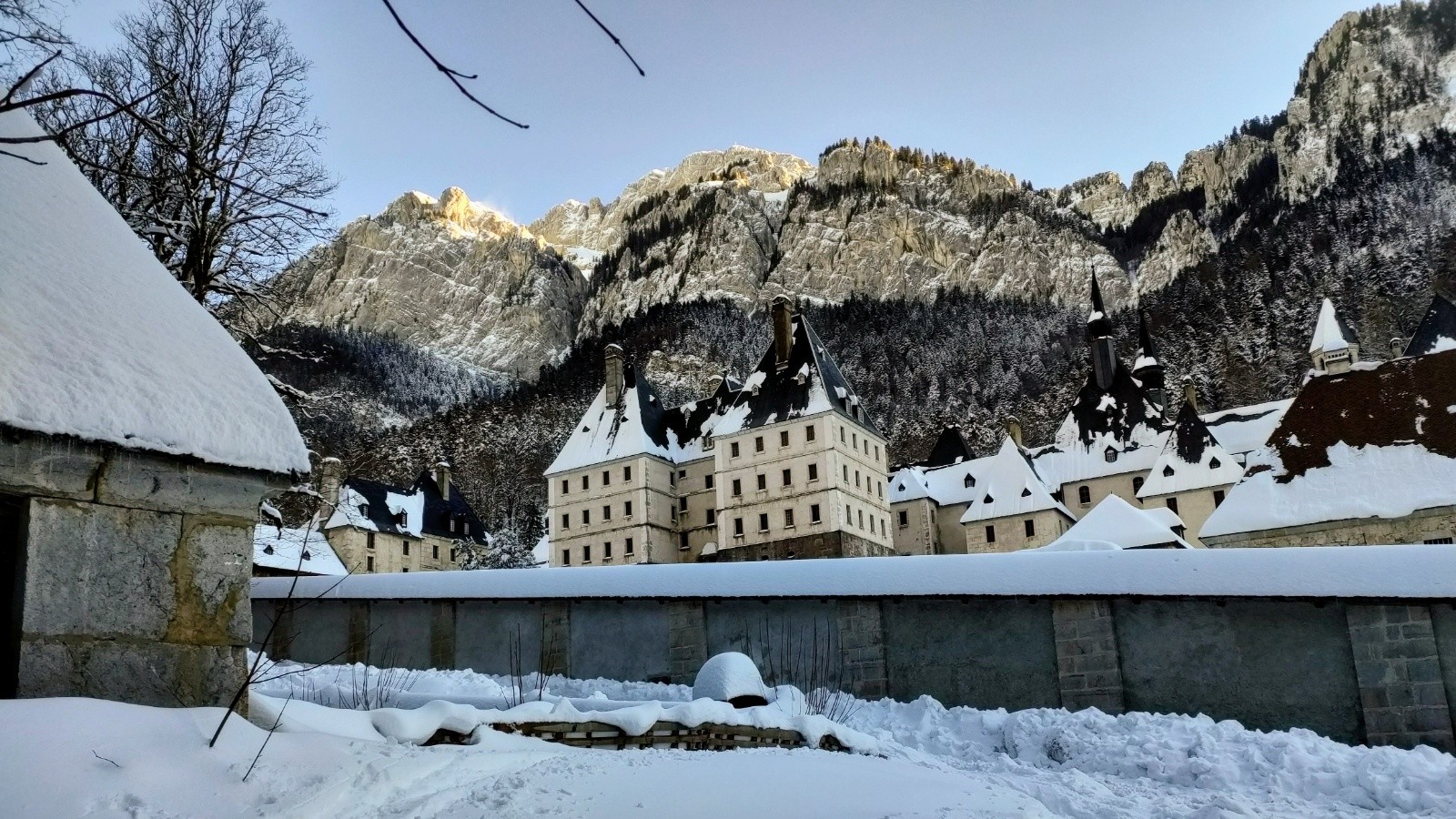 En longeant le monastère.  