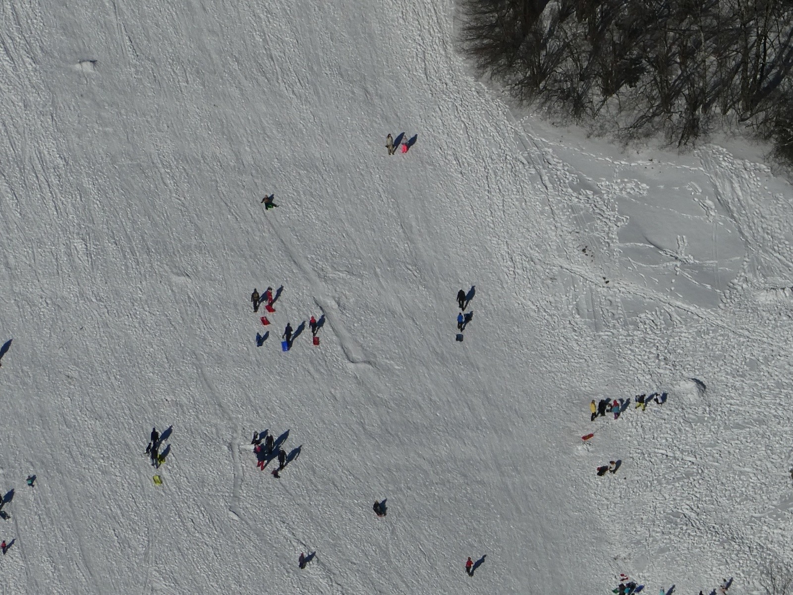  Les lugeurs du col au loin