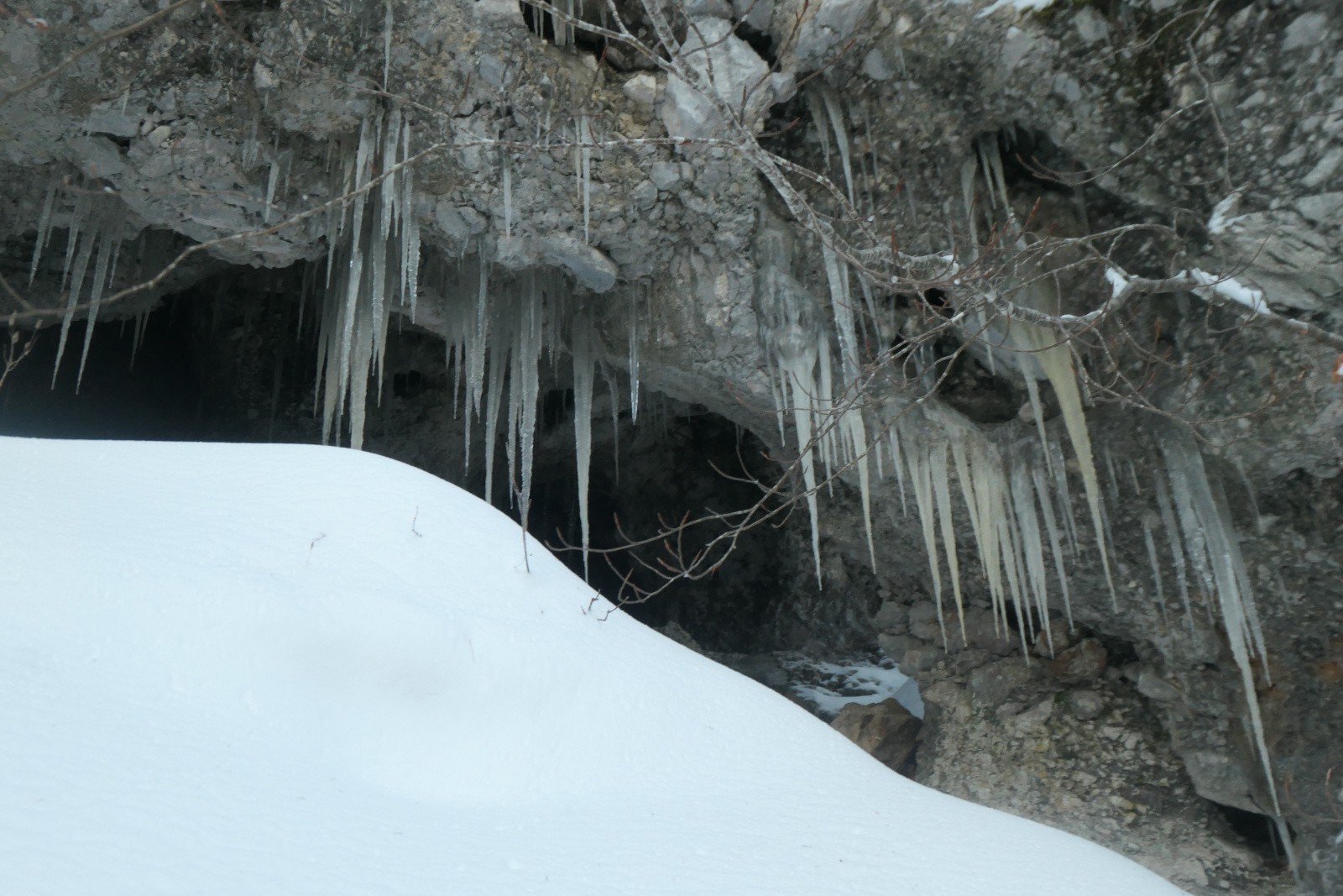 Sous la grotte 