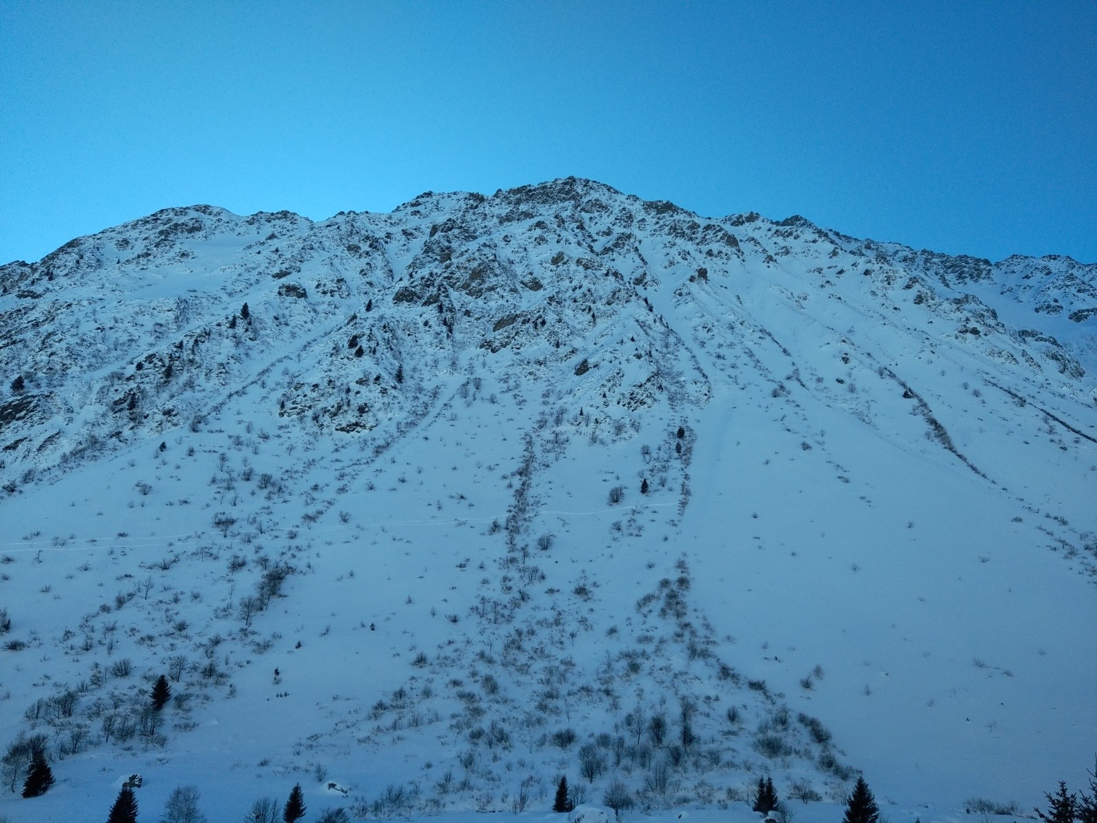  Face nord pauvre en neige..montagne du sambuy