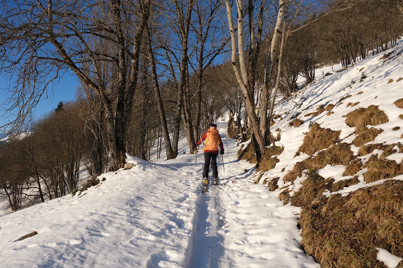 Les premiers rayons de soleil nous accueillent alors que nous poursuivons la montée sur le sentier d'été. 