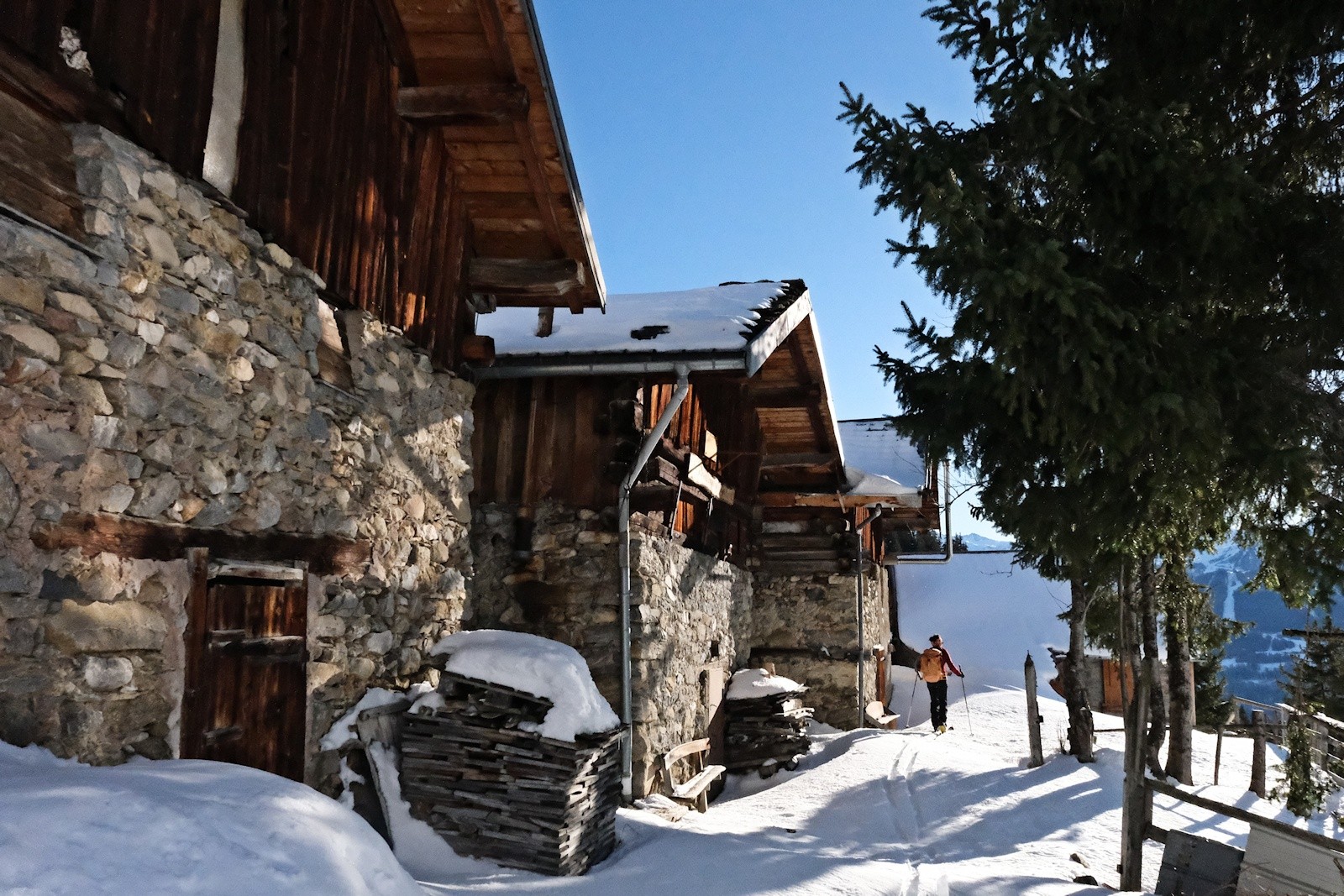 Traversée du hameau de la Combe. 