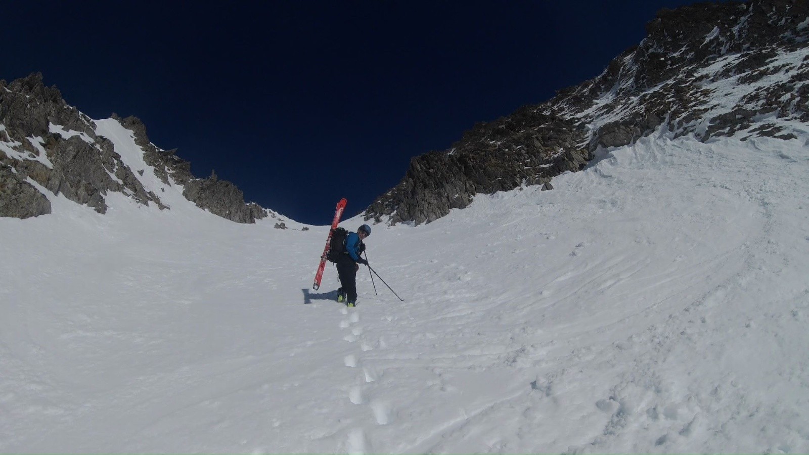 &nbsp;papa dans la montée du couloir