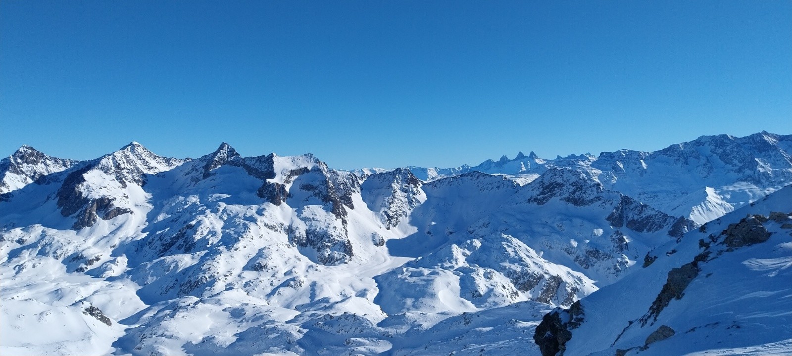 Vue du sommet sur le Rocher Blanc et les Aiguilles d'Arves&nbsp;