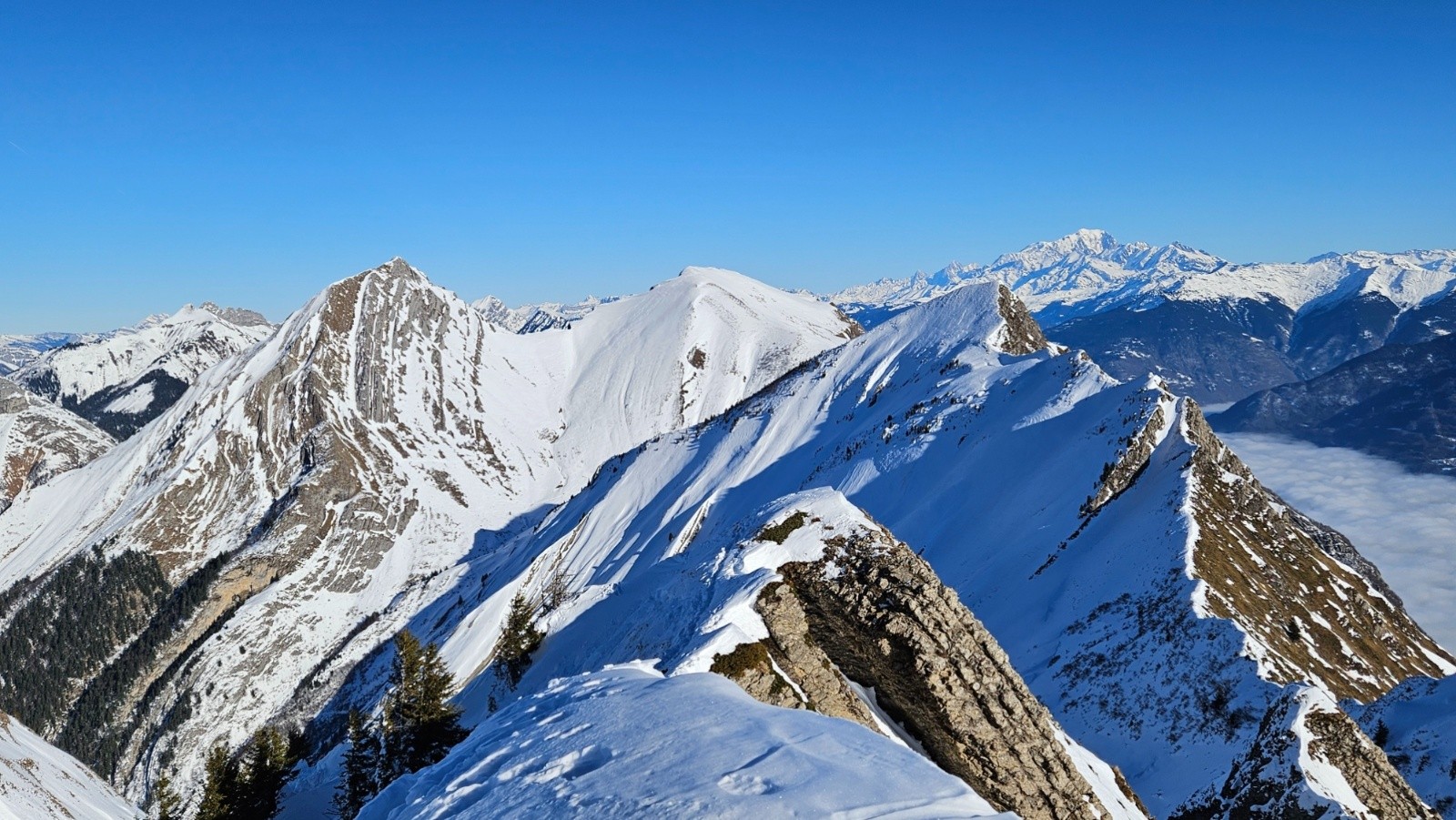 La suite de la rando vue des Arlicots : pointe des Arces, face ouest.